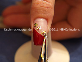 Pinzette und ein Nail-Tattoo