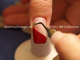 Pinzette und ein Nail-Tattoo