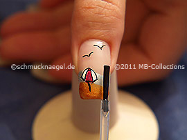 Fingernagel mit einem Klarlack überlackieren