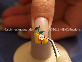 Fimo-Frucht und die Pinzette