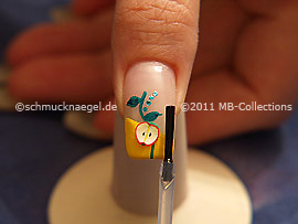 Fingernagel mit einem Klarlack überlackieren