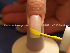 Nagellack in der Farbe gelb