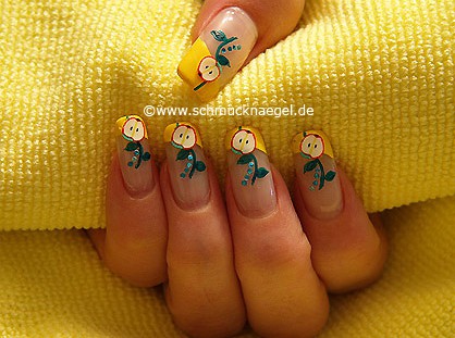 Nagellack in Gelb und Fimo-Frucht