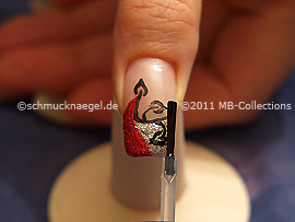 Fingernagel mit einem Klarlack überlackieren