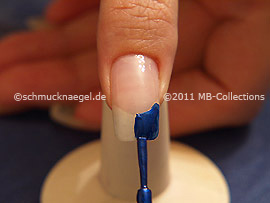 Nagellack in der Farbe dunkelblau