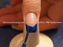 Nagellack in der Farbe dunkelblau