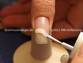 Nagellack in der Farbe weiß