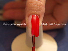 Nagellack mit gleichmäßigen Pinselstrichen auftragen