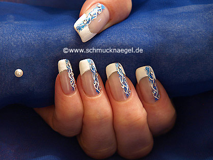 Dekoratives Fingernagel Design mit Nagellacken
