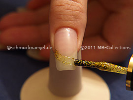 Nagellack in der Farbe gold-glitter
