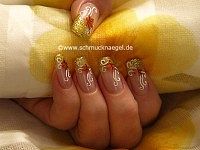 Motiv für den Herbst mit Nagellack in gold-glitter