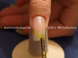 Nagellack in der Farbe gold-glitter