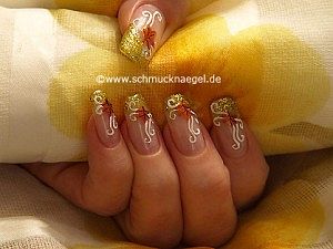 Motiv für den Herbst mit Nagellack in gold-glitter