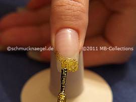 Nagellack in der Farbe gold-glitter