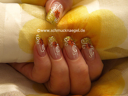Motiv für den Herbst mit Nagellack in gold-glitter
