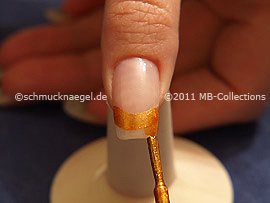 Nagellack in der Farbe braun mit Glitterpartikel