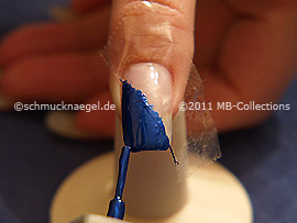 Nagellack in der Farbe dunkelblau