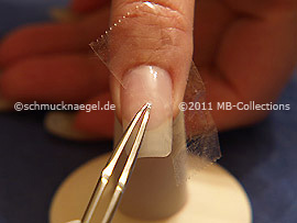 Durchsichtiges Klebeband und Pinzette