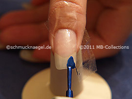 Nagellack in der Farbe dunkelblau