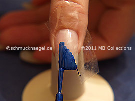 Nagellack in der Farbe dunkelblau