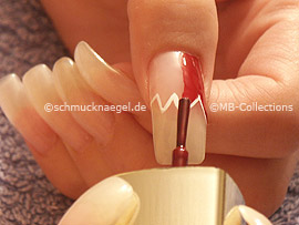 Nagellack in der Farbe dunkelrot