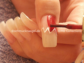 Nagellack in der Farbe dunkelrot