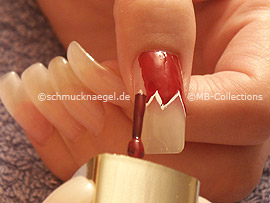 Nagellack in der Farbe dunkelrot