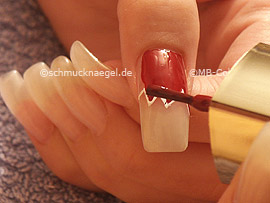 Nagellack in der Farbe dunkelrot