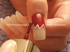 Nagellack in der Farbe dunkelrot
