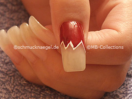 Nagellack in der Farbe dunkelrot