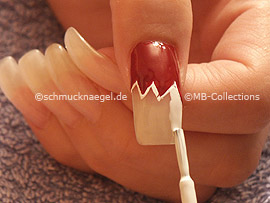 Nagellack in der Farbe weiß