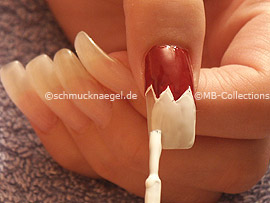 Nagellack in der Farbe weiß