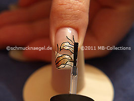 Fingernagel mit einem Klarlack überlackieren