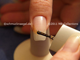 Nagellack in der Farbe kupfer-glitter