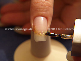 Nagellack in der Farbe kupfer-glitter