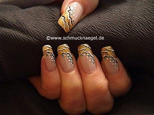 Fingernagel Motiv mit Nagellack in kupfer-glitter