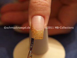 Nagellack in der Farbe kupfer-glitter