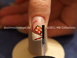 Fingernagel mit einem Klarlack überlackieren