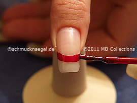 Nagellack in der Farbe dunkelrot