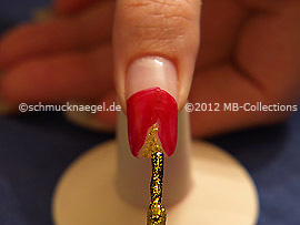 Nagellack in der Farbe gold-glitter