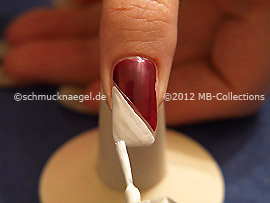 Nagellack in der Farbe weiß