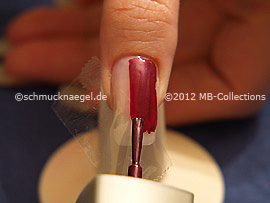 Nagellack in der Farbe aubergine