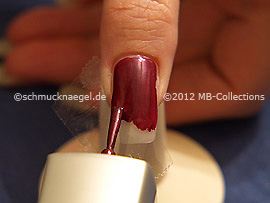 Nagellack in der Farbe aubergine