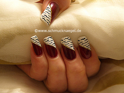 Zebra Motiv mit Nagellack in weiß und aubergine