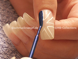 Nailart Pen oder Nagellack in der Farbe dunkelblau