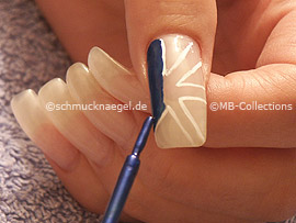 Nailart Pen oder Nagellack in der Farbe dunkelblau