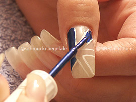 Nailart Pen oder Nagellack in der Farbe dunkelblau