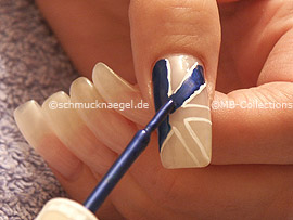 Nailart Pen oder Nagellack in der Farbe dunkelblau