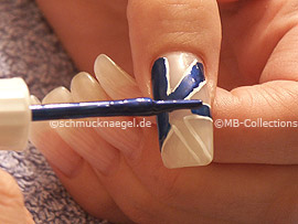 Nailart Pen oder Nagellack in der Farbe dunkelblau