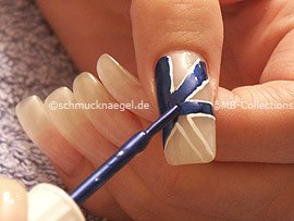 Nailart Pen oder Nagellack in der Farbe dunkelblau